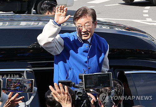 더불어민주당 이재명 대표가 26일 동작구 흑석동에서 시민들에게 인사하고 있다. 이 대표는 직전 두 번의 공판에 불출석해 법원이 강제구인을 경고하자 이날 서울중앙지법 공판에 참석했다. 연합뉴스